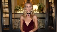 Kenakan halterneck dress berwarna merah gelap rancangan Ralp Lauren dipadu leather boot serta kalung lengkap dengan batu ruby, Rosie Huntington-Whiteley sukses jadi pusat perhatian. Jamie McCarthy/Getty Images/detikFoto.