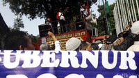 Perwakilan demonstran berorasi.