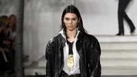 Dipenampilan keduanya, adik dari Kim Kardashian itu tampil chic  lewat jaket kulit hitam dipadu kemeja putih serta celana panjang hitam. Slaven Vlasic/Getty Images/detikFoto.