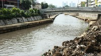 Normalisasi ini juga dilakukan di beberapa sungai di Jakarta untuk mengantisipasi banjir di musim penghujan.