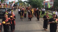 Simulasi Nyongkolan digelar di depan Museum NTB. Terlihat, pemeran mempelai wanita tampak anggun memakai pakaian khas Sasak dan cantik dengan riasan make up. Lalu lintas jadi agak tersendat, karena simulasi ini dilangsungkan tepat di badan jalan (Masaul/detikTravel)