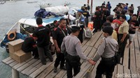Kapal Gili Cat 2 yang meledak telah ditarik ke dermaga. STR/AFP.