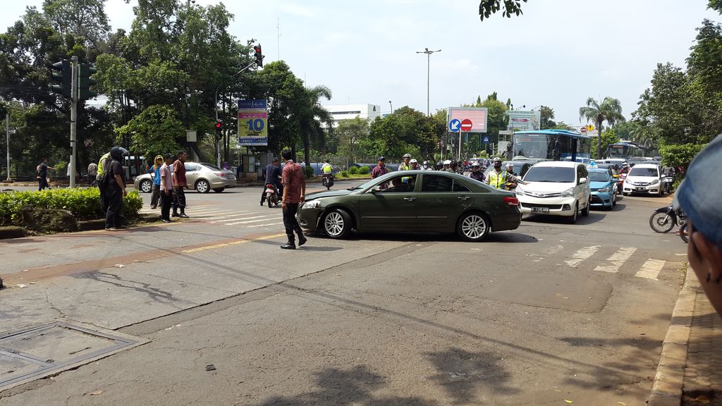 Camry Yang Tabrak Dan Nyangkut Di Separator Busway Di Ragunan