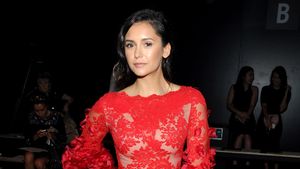 Red Hot Nina Dobrev Seksi Dengan Dress Menerawang
