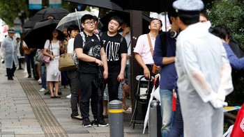 Di Tokyo, fans Apple juga mengular di depan Apple Store. Foto: Getty Images/Reuters