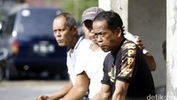 Sedikitnya 40 keluarga penghuni Perumahan Eks Yon Angkub yang menolak eksekusi rumah.