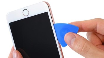 Selanjutnya buka bodi belakang iPhone 7 Plus dibantu alat berbentuk pipih. Foto: istimewa/ifixit