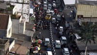 Parkir liar juga mengambil badan jalan.