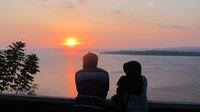 Inilah sunset cantik yang terlihat dari Bukit Kolema. Tanpa penghalang, panorama sunset terlihat jelas (Afif/detikTravel)