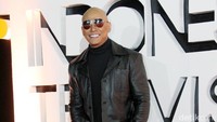 Sedangkan Deddy Corbuzier terlihat nyaman dengan busana serba hitamnya itu serta aksesoris favoritnya yakni kacamata hitam kala ditemui di kawasan Kebon Jeruk, Jakarta Selatan pada Kamis (15/9/2016) malam. Pool/Ismail/detikFoto.