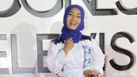 Fatin terlihat ceria dengan busana putih birunya, senada dengan hijab yang dikenakannya itu di Indonesia Television Awards 2016 di kawasan Kebon Jeruk, Jakarta Barat pada Kamis (15/9/2016). Pool/Ismail/detikFoto.