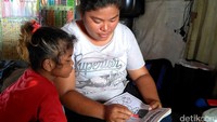 Songa belajar mewarnai bersama ibundanya.