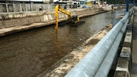 Petugas Dinas Tata Air DKI Jakarta mengeruk lumpur sungai di kawasan Cikini, Jakarta Pusat, Jumat (16/9/2016).