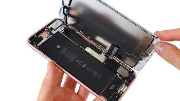 Setelah terlepas, langsung kelihatan baterai iPhone 7 Plus dan komponen yang diusungnya. Foto: istimewa/ifixit