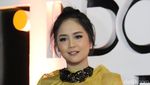 Golden Girls! Gita Gutawa Tampil Serba Kuning