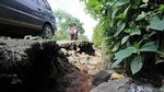 Jalan Rusak di Citayam Diuruk Kerikil