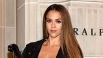 Gaya Jessica Alba di New York Fashion Week