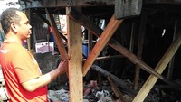 Rumah Songa berdiri di atas rawa. Di bawah rumah itu seperti genangan air dan kubangan kotor berisi sampah.