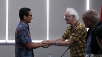 Sandiaga menyapa budayawan Romo Magnis Suseno sebelum diskusi dimulai.