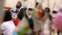 Koordinator Satuan Tugas (Satgas) Komnas Perlindungan Anak Ilma Sovri Yanti (kiri) mendampingi korban eks-Gafatar saat konfrensi pres di Gedung Komnas Perempuan, Menteng, Jakarta, Jumat (16/09/2016).