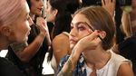 Mengintip Gigi Hadid di Backstage New York Fashion Week