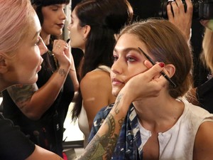 Seperti Vlogger Kecantikan, Gigi Hadid Berikan Tutorial Makeup