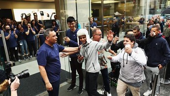 Ini adalah pengantre pertama di Apple Store di Sydney, Australia. Foto: Getty Images/Reuters