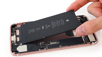 Melepas baterai iPhone 7 Plus. Foto: istimewa/ifixit