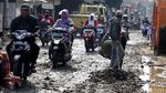 Jalan Rusak di Citayam Diuruk Kerikil