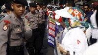 Massa menilai Ahok tidak prorakyat.