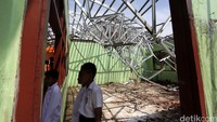 Ambruknya bangunan sekolah itu menyebabkan aktivitas belajar-mengajar menjadi terganggu. 