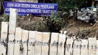 Sebuah spanduk normalisasi Ciliwung terpasang di Bukit Duri.