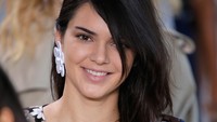 Ini wajah sumringah Kendall Jenner di runway. JP Yim/Getty Images/detikFoto.