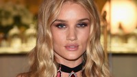 Rosie Huntington-Whiteley saat hadir di fashion show Ralp Lauren di New York Fashion Week, belum lama ini di New York, Amerika Serikat. Jamie McCarthy/Getty Images/detikFoto.