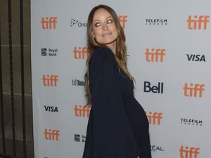 Olivia Wilde Curhat Kejamnya Penumpang Kereta, Tak Beri Duduk Ibu Hamil