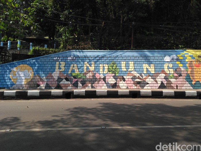 Selesai Dilukis, Tembok Babakan Siliwangi Bandung Kini Memiliki Cerita Baru
