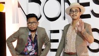 Danang dan Darto terlihat kompak dengan setelan jas coklat yang dipadukan dengan kemeja bermotif floral. Pool/Ismail/detikFoto.