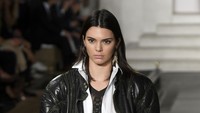 Kendall Jenner saat berlenggak-lenggok di runway Ralp Lauren di New York Fashion Week, belum lama ini, di New York, Amerika Serikat. Slaven Vlasic/Getty Images/detikFoto.