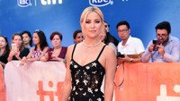 Kate Hudson tampil seksi dan elegan dibalut dress hitam menerawang. Alberto E. rodriguez/Getty Images/detikFoto.
