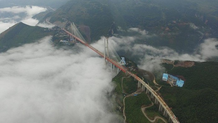 Penampakan Jembatan Tertinggi di Dunia yang Baru Selesai di China