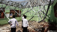 Atap SDN Kalibaru 6 ambruk pada Jumat (26/3/2016) sekitar pukul 07.00 WIB.