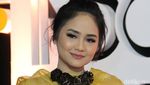 Golden Girls! Gita Gutawa Tampil Serba Kuning
