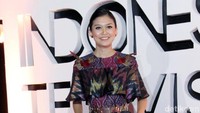 Sedangkan Marisa Anita tampil dengan gaun bergaya etnik dengan potongan yang menunjukan pinggangnya yang ramping itu. Pool/Ismail/detikFoto.