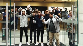 Mereka adalah pembeli iPhone pertama di dunia dan tampak girang setelah mendapatkannya. Foto: Getty Images/Reuters