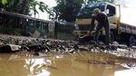 Jalan Rusak di Citayam Diuruk Kerikil