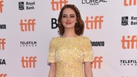 Memilih dress berwarna kuning, Emma Stone cantik banget. Alberto E. rodriguez/Getty Images/detikFoto.