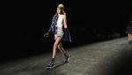 Mengintip Gigi Hadid di Backstage New York Fashion Week