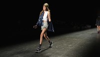 Gigi Hadid saat melangkah di fashion show Anna Sui di New York Fashion Week, belum lama ini, di New York, Amerika Serikat. Astrid Stawiarz/Getty Images/detikFoto.