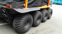 Amphibious ATV (All Terain Vehicle). Bisa digunakan untuk operasi di darat, gunung dan di air (sungai, danau, laut), di laut bisa tapi enggak sampai ke tengah, ujar Staf Pemeliharaan Udara Basarnas dan juru penerangan pada pameran, Angga Panji Guntoro.
