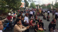 Selama simulasi prosesi Nyangkolan berlangsung, bayak warga yang ikut menonton. Warga ini sampai membuat kemacetan. Bukan tidak mungkin, prosesi adat ini mampu jadi magnet untuk menarik wisatawan (Masaul/detikTravel)